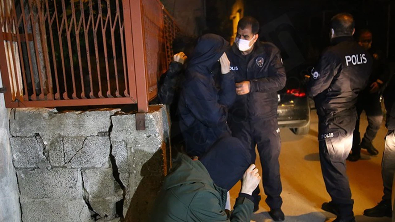 Otomobille polisten kaçmaya çalışan 3 kişi yakalandı
