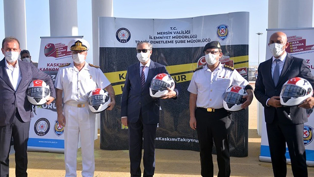 Polisten ceza bekleyen motosiklet sürücülerine ‘kask sürprizi’