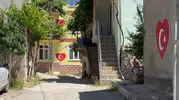 Ay yıldız sevdalısı muhtar her eve bayrak çiziyor