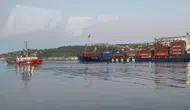 Sarıyer'de karaya oturan konteyner gemisi kurtarıldı