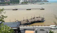 Zonguldak'ta derelerden taşınan çamurlu su denizin rengini değiştirdi