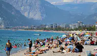 Antalya sahillerinde arife günü yoğunluğu yaşanıyor