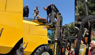 Biçerdöverin deposunda mahsur kalan sürücü kurtarıldı