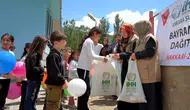 Irak sınırında yaşayan çocukları bayramlıklarla sevindirdiler