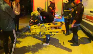 Motosikletiyle otomobile çarpıp kamyonetin altına sıkışan sürücü öldü