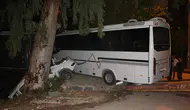 Midibüsün hafif ticari araca çarptığı kazada 2 kişi ağır yaralandı