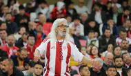 Tribünlerin Gandalf Dedesi ömrünü kırmızı ve beyaz renklere adadı