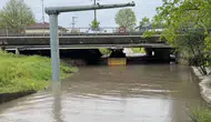 Kocaeli'de su basan alt geçitte mahsur kalan tır sürücüsü kurtarıldı