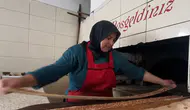 Çırak olarak başladığı pide fırınında 8 yıldır ustalık yapıyor
