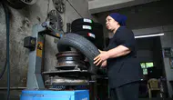 Lastik tamircisi Habibe usta meslekte 12 yılı geride bıraktı