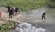 Nehirden geçmeye çalışan kamyonda 2 kişi mahsur kaldı