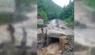Sağanak taşkın ve heyelanlara neden oldu