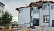 Fırtınadan çatılar uçtu, elektrik kabloları koptu!