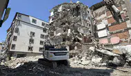 Ağır hasarlı binanın yıkımı sırasında başka bina zarar gördü