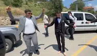 Damada asfaltta çıplak ayakla çiftetelli oynattılar