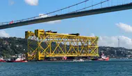 Dev boru döşeme gemisi İstanbul Boğazı'ndan geçti