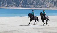 Salda Gölü'nde atlı jandarma ekibi göreve başladı