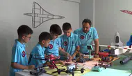 BİLSEM öğrencileri öğretmenleriyle tarımsal ilaçlama için dron tasarladı