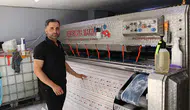 Yıkamak için aldığı battaniyeden çıkan 3 cüzdanı müşterisine teslim etti