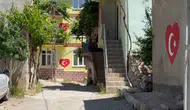 Ay yıldız sevdalısı muhtar her eve bayrak çiziyor