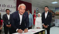 Bakan Ersoy, Antalya'da yeni evlenen çiftin nikah şahidi oldu