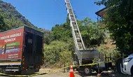 Eşya taşırken 2 kişi elektrik akımına kapıldı