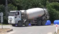 Beton mikseri ile çarpışan otomobil çarpıştı!