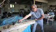 Yaşayan İnsan Hazinesi ödüllü usta, bastonları kehribarla süslüyor