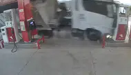Tır akaryakıt istasyonundaki marketin duvarına çarptı