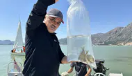Eğirdir Gölü'ne yaklaşık 100 bin pullu sazan yavrusu bırakıldı