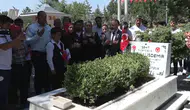 15 Temmuz kahramanı Ömer Halisdemir'in kabrinde dualar edildi