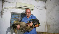 Adanalı besici sıcaktan etkilenen koyunlarını klimalı ahırda serinletiyor