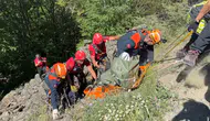 Dere yatağına yuvarlanan ticari araçtaki 2 kişi öldü