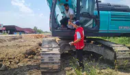 Sıcaktan etkilenen işçi ve sürücülere suyla limonata ikramı