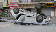 Devrilen otomobildeki 2 kişi hayatını kaybetti, 3 kişi yaralandı