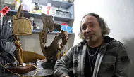 Emekli iktisatçı, ağaç parçalarını dekoratif ürünlere dönüştürüyor