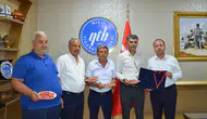 İlk erkenci Antep fıstığı hasadı yapan üreticiye altın