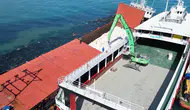 Karaya oturan kuru yük gemisindeki yükler boşaltılıyor