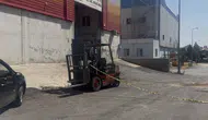 Devrilen iş makinesinin altında kalan kişi canından oldu