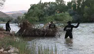 Boğulma tehlikesi geçiren oğlu için ırmağa giren baba kayboldu