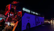 Yolcu otobüsü tıra çarptı! 2 kişi öldü, 17 kişi yaralandı