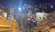Toprak altında kalan baba ile oğlu kurtarıldı