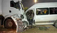 Servis minibüsü ile tır çarpıştı! 1 kişi öldü, 14 kişi yaralandı