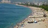 Antalya'da sıcaktan bunalanlar sahilleri doldurdu!