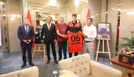 Formalı çocuğu koruyan komiser yardımcısı ile Gençlerbirliği yöneticileri buluştu