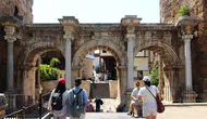 Antalya'daki 1900 yıllık Hadrian Kapısı kentin tarihine ışık tutuyor