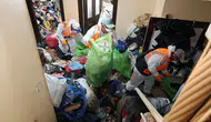 Kayseri'de bir evden 5 kamyon çöp çıkarıldı! Ev sahibi tedaviye alındı