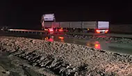 Erzincan-Sivas kara yolunda heyelan! Tır bariyerlere sıkıştı