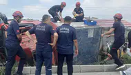 Yangın ihbarına giden itfaiye aracı devrildi