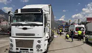 Aracı arızalanan sürücüye tır çarptı!